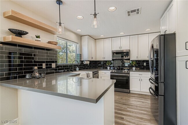 Building Photo - 6690 N Torrey Pines Dr