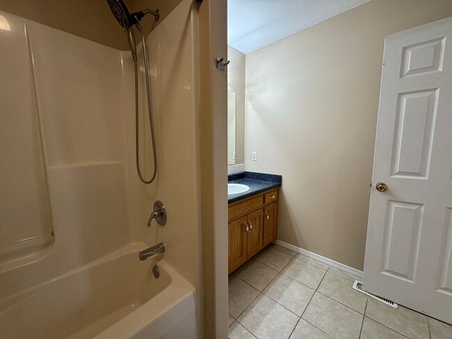 Building Photo - Freshly Painted Beautiful 3 Bedroom, 2 Bat...