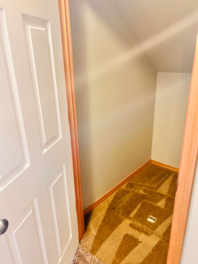 Building Photo - Enormous 4 Bed 2.5Bath + Bonus Room Great Lacey Neighborhood