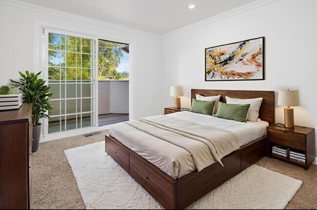 Building Photo - Luxurious home with tasteful updates throu...