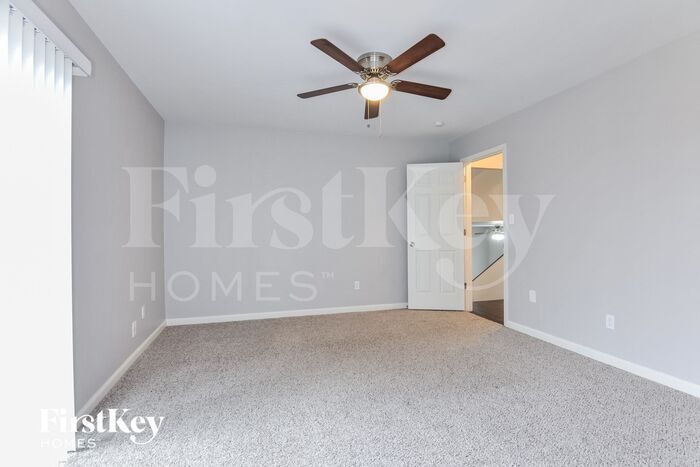 Building Photo - 7 St Valery Ct