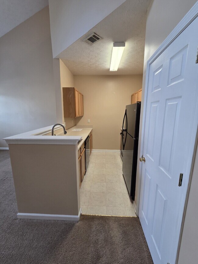 Building Photo - 2/2 Townhome close to shopping and dining