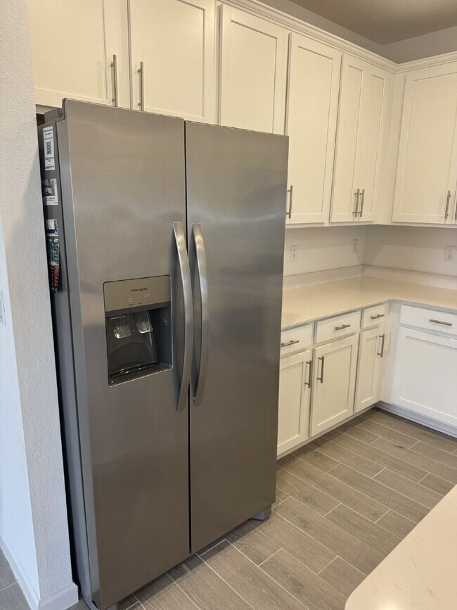 Building Photo - "Spacious 4-Bed Oasis with Granite Finishes & Guest Suite in Jacksonville!"