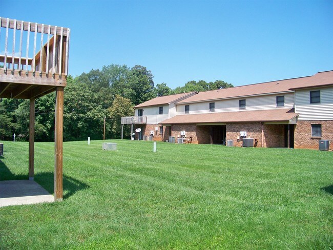 Primary Photo - 1402 Forest Knolls Cir SE