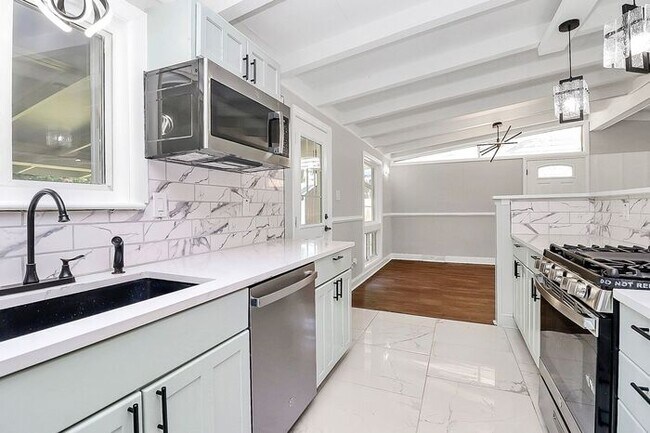 Building Photo - Beautifully Renovated 3BD/1BA Ranch in Sen...