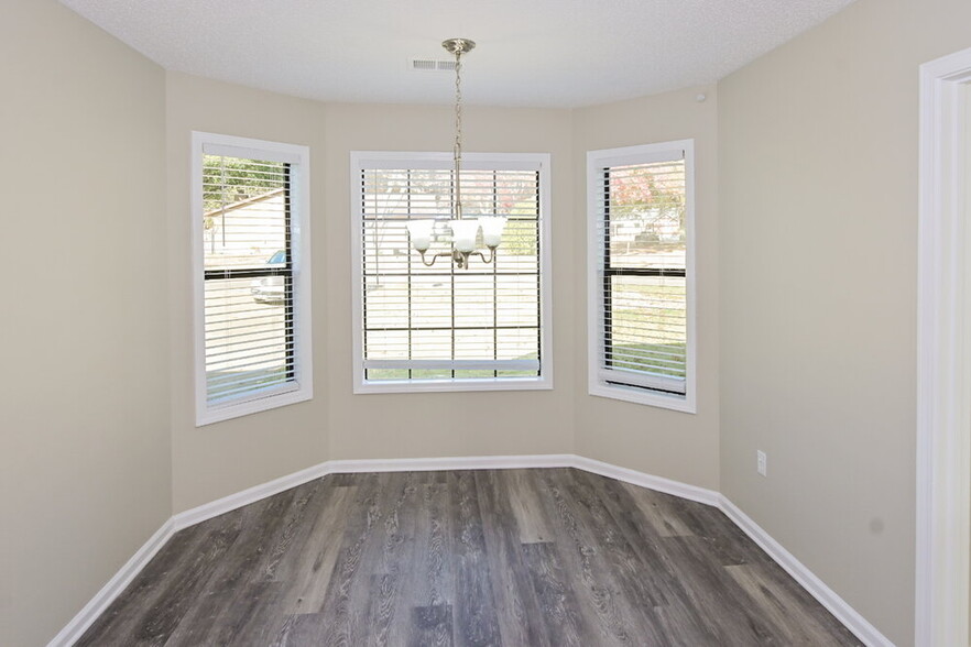 Building Photo - 6801 Bramble Ln