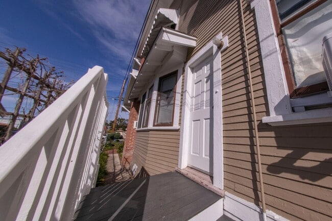 Building Photo - 2 BR/ 1BA unit in Hilcrest - Charming Upstairs Apt, A/C & Heat, tons of windows, updated Kit, ori...