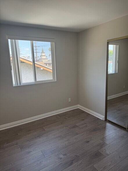 Building Photo - 430 1/2 W 59th Pl