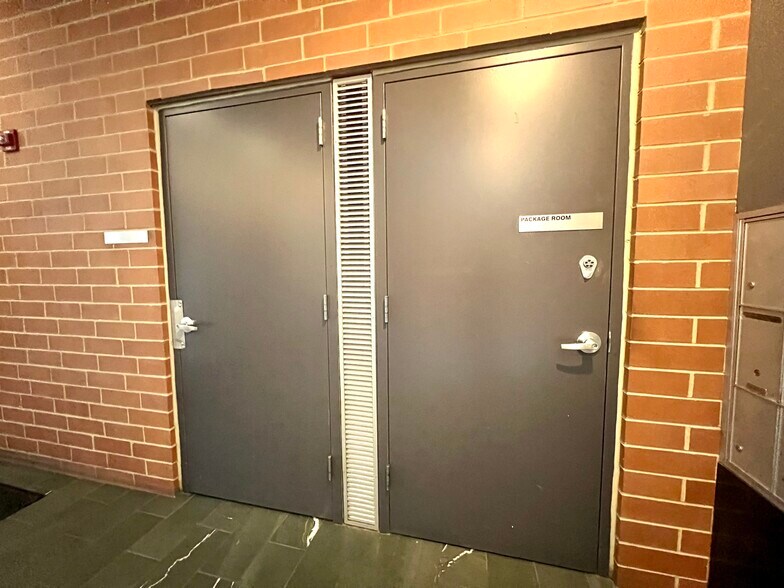 Building Photo - 321 S Sangamon St