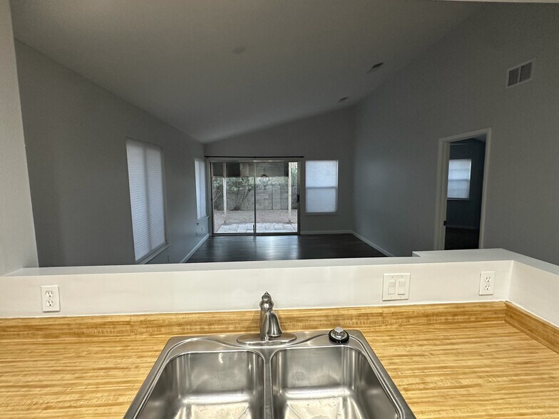 Building Photo - 7135 Shadow Crest Dr
