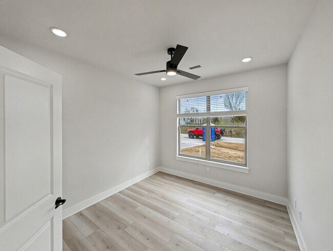 Building Photo - Beautiful New Build with Style