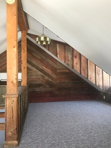 Loft bedroom - 1210 Ellis Ave