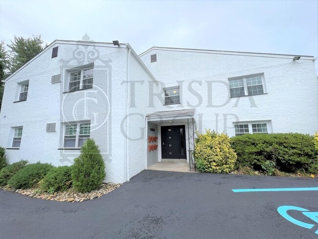 Building Photo - 119 Rothesay Ave