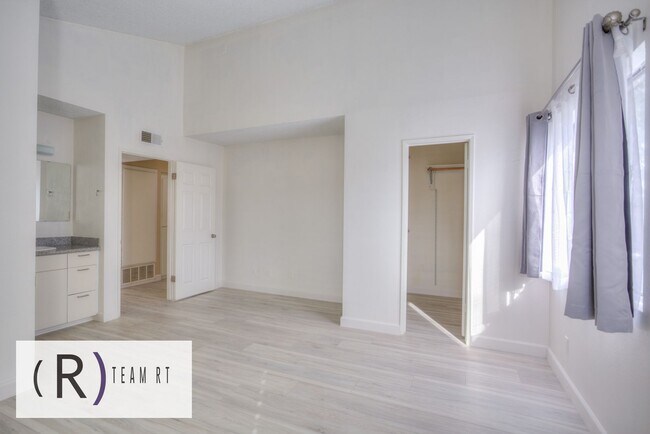 Building Photo - Gorgeous townhouse in a quiet 6-unit gated complex