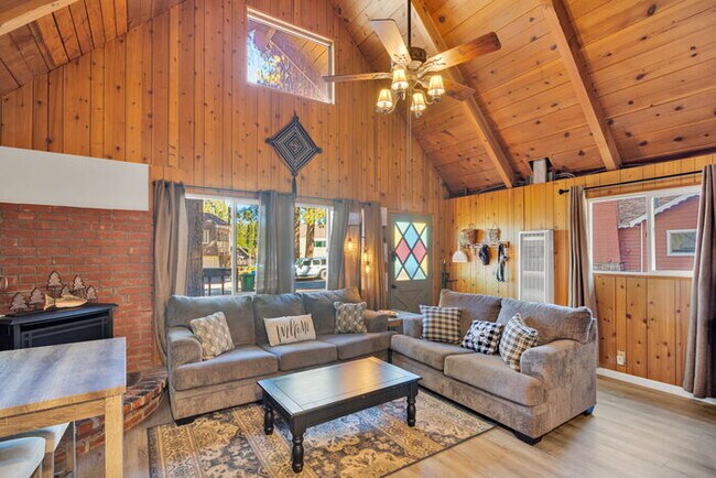 Building Photo - Remodeled 2 Bed / 1 Bath Near Bear Mountain & Golf Course
