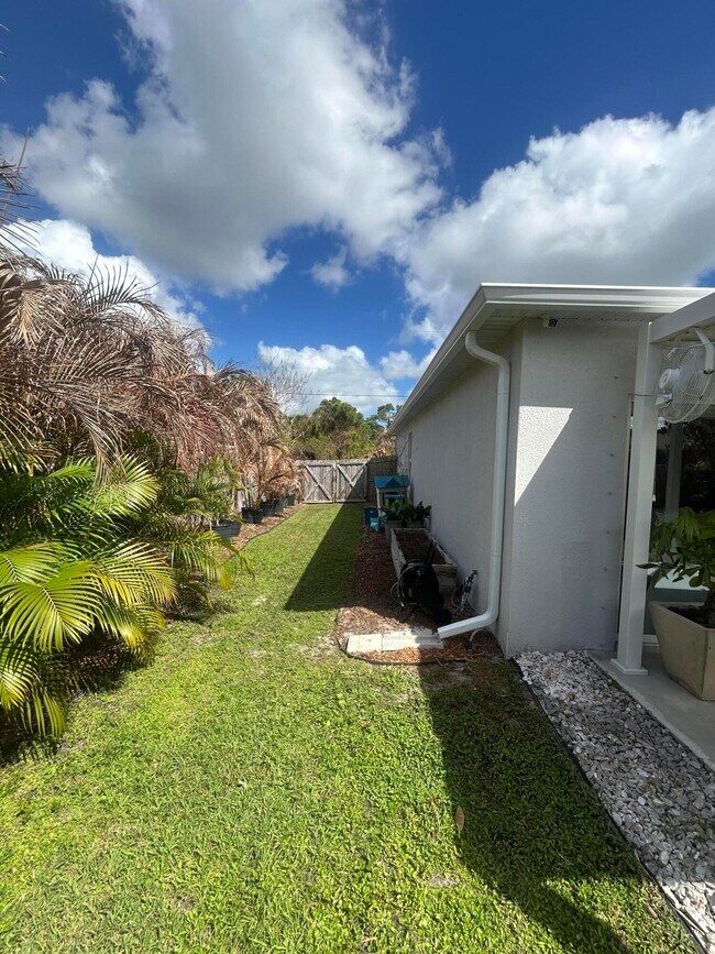 Building Photo - 5840 NW Bates Ave