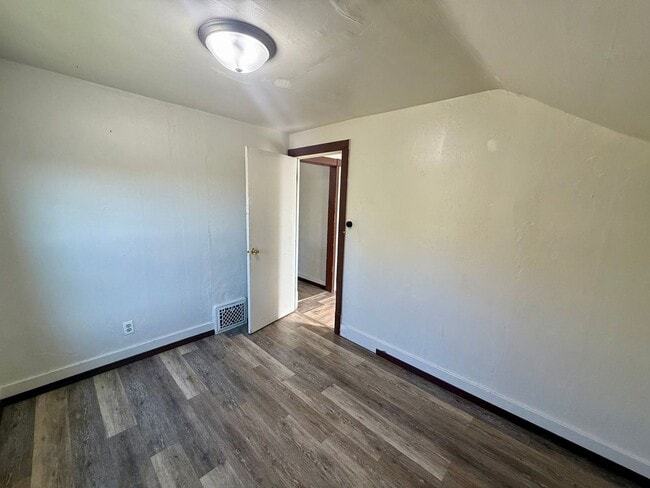 Building Photo - 1305 Merrill Ave