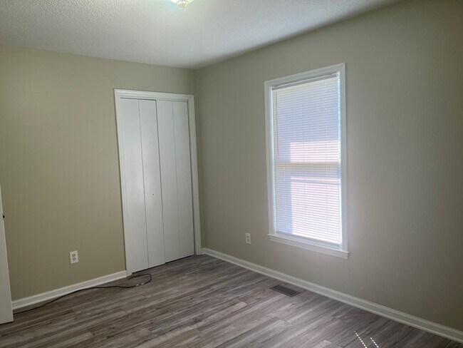 Building Photo - Centrally Located 3 Bedroom House
