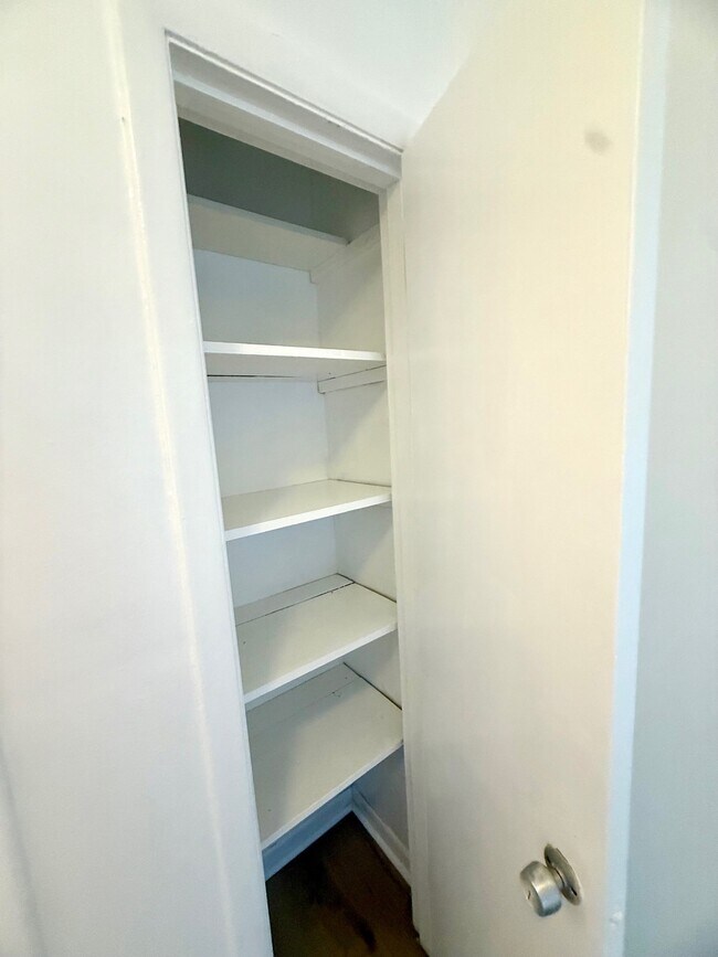 Building Photo - 550 Harding Pl