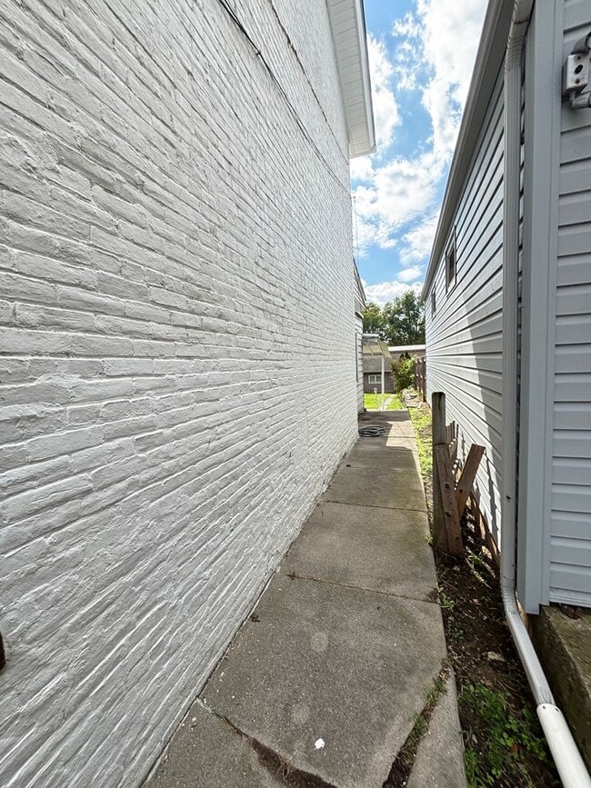 Building Photo - 2 BR Home Available in Catasauqua, PA