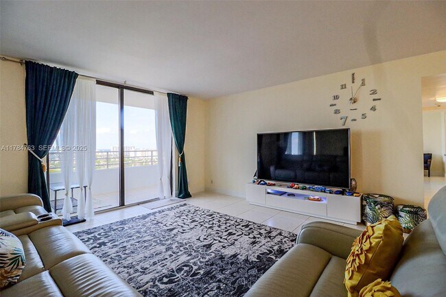 Building Photo - 2500 Parkview Dr