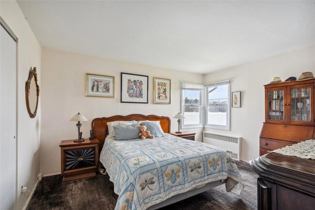 Building Photo - Don't miss out on this charming Syosset home!