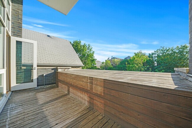 Building Photo - 1541 N Bosworth Ave
