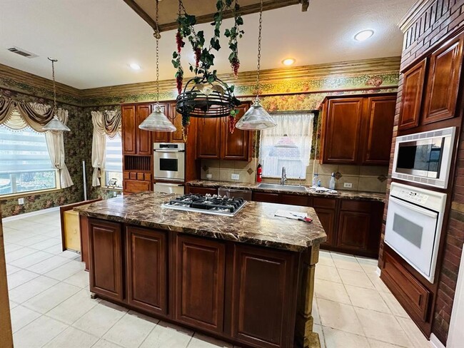 Building Photo - 17014 Sandestine Dr