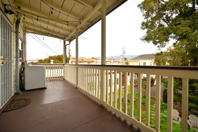 Building Photo - 1p716 - 3055-3061 Adeline Street