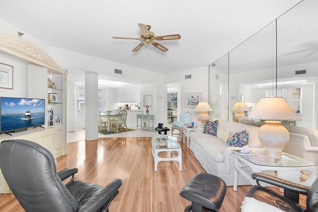 Building Photo - 221 NE Plantation Rd