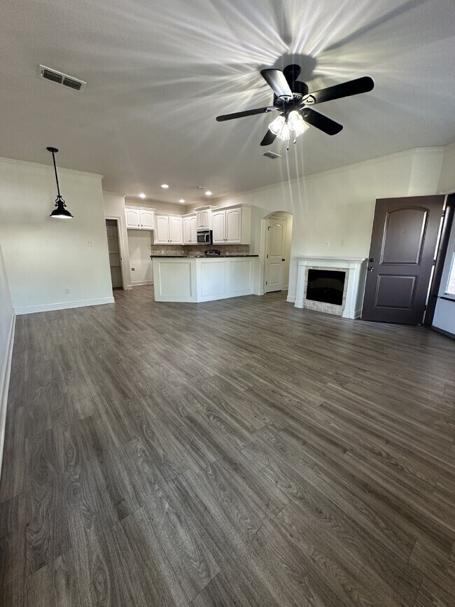 Building Photo - Beautifully Maintained Duplex - Lease Only