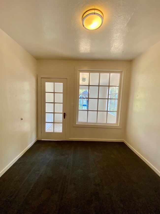 Building Photo - 414 S Pine St