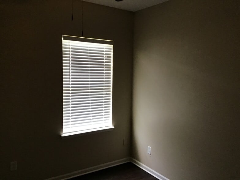 Building Photo - 671 Southland Ln