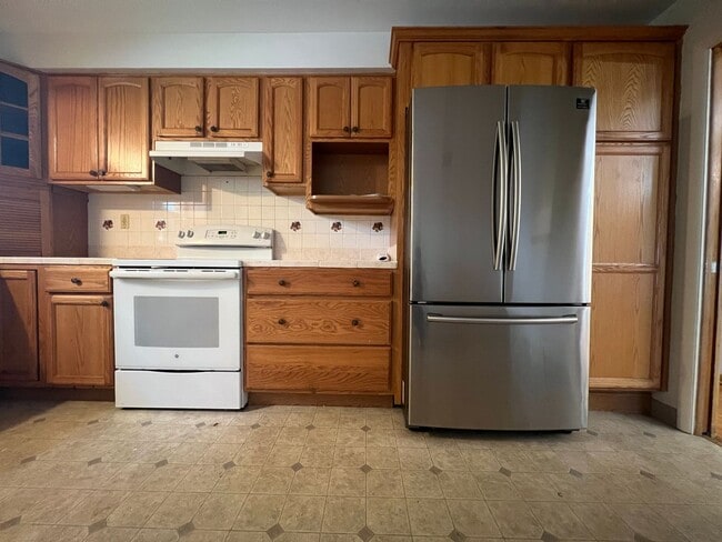 Building Photo - 26202 Lakeshore Blvd