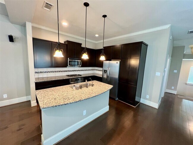 Building Photo - 736 Nicholson St