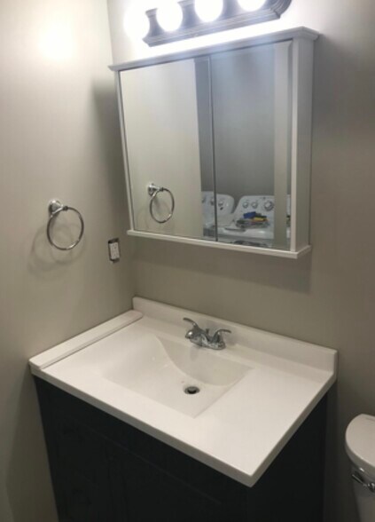 Bathroom - 84 Curtice St E