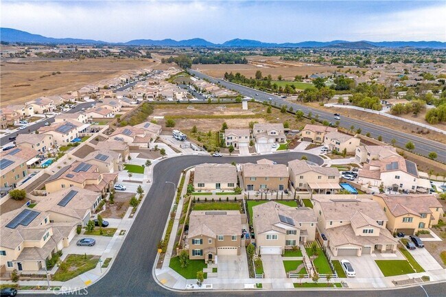 Building Photo - 33063 Table Rock Dr