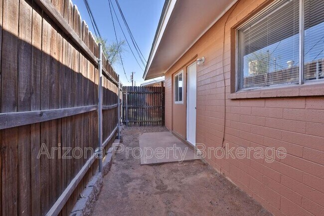 Building Photo - 1702 W Vogel Ave