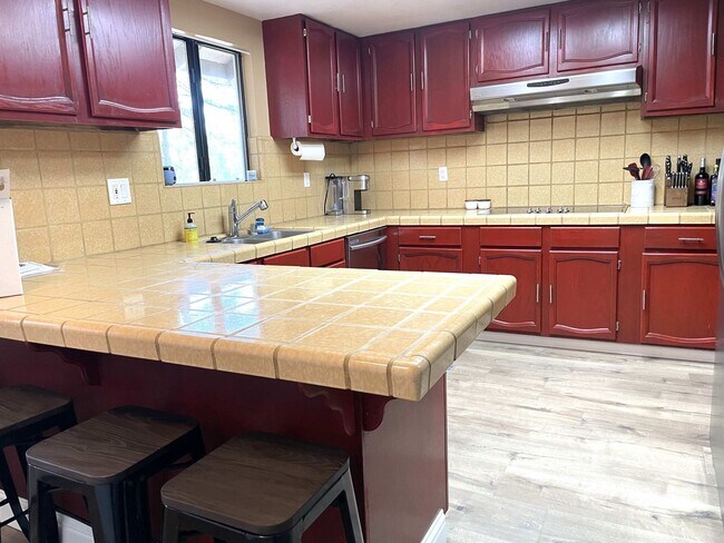 Building Photo - 3 bedroom, 3 bath unfurnished or furnished...