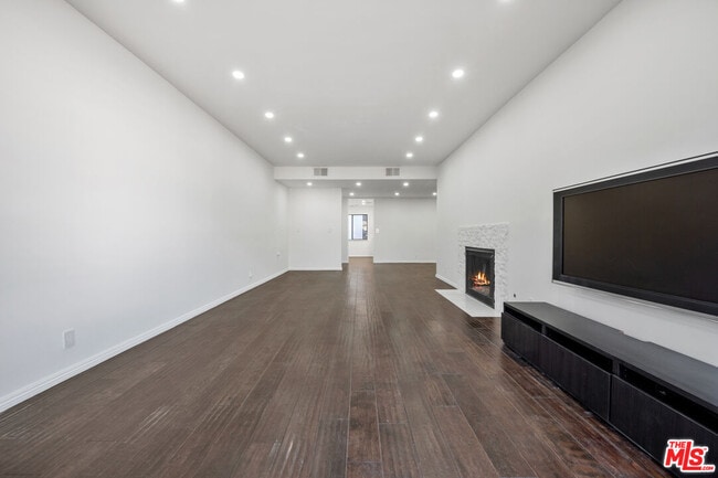 Building Photo - 310 Tahiti Way