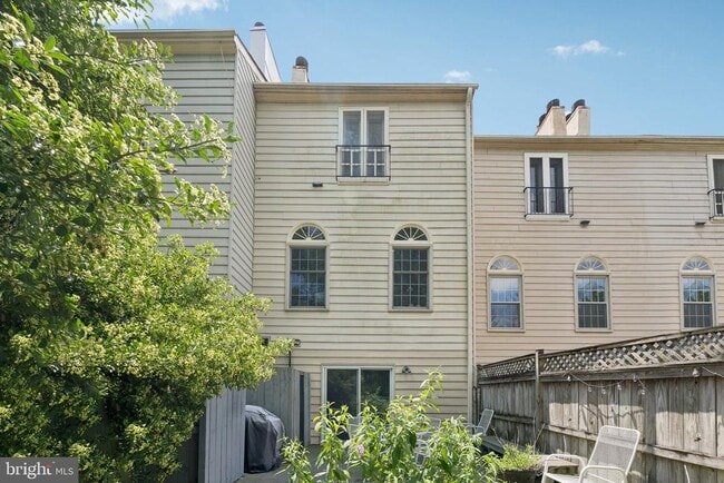 Building Photo - 1272 S Washington St