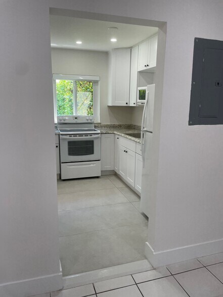 Building Photo - 2510 SW 27th St