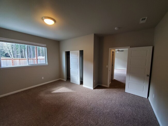 Building Photo - Beautiful Newer 4 Bedroom In Tahoma Terra Neighborhood!