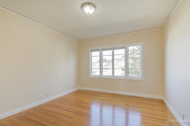 Building Photo - 348 Stratford Dr