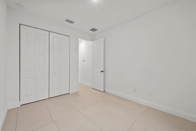 Building Photo - 633 55th St