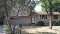 Building Photo - Single Family 3 Bed, 2 Bath w/ Big Backyar...