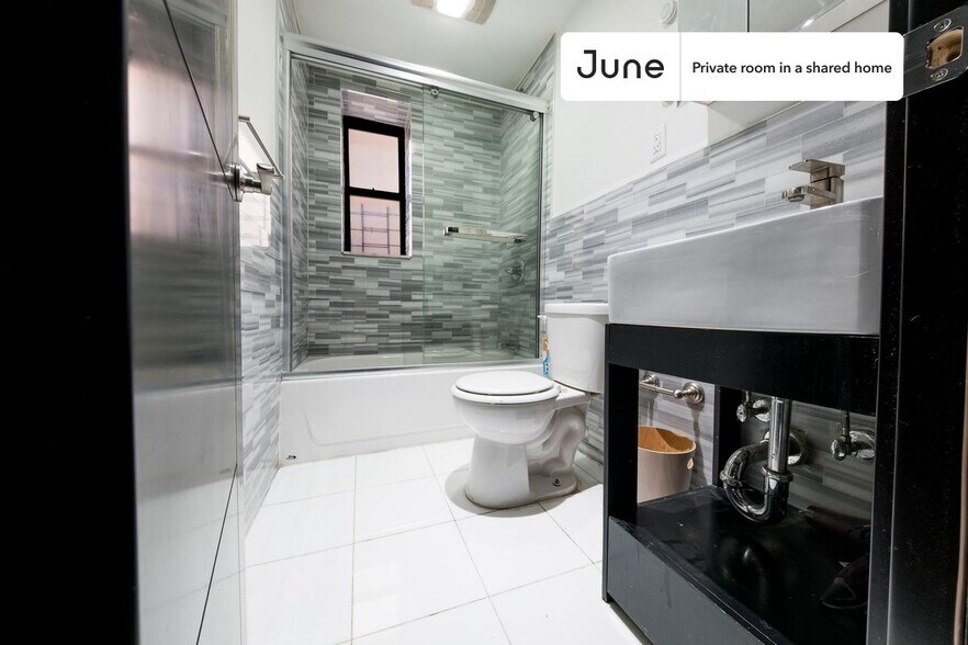Building Photo - Private bedroom in 4 bed/3 bath Home
