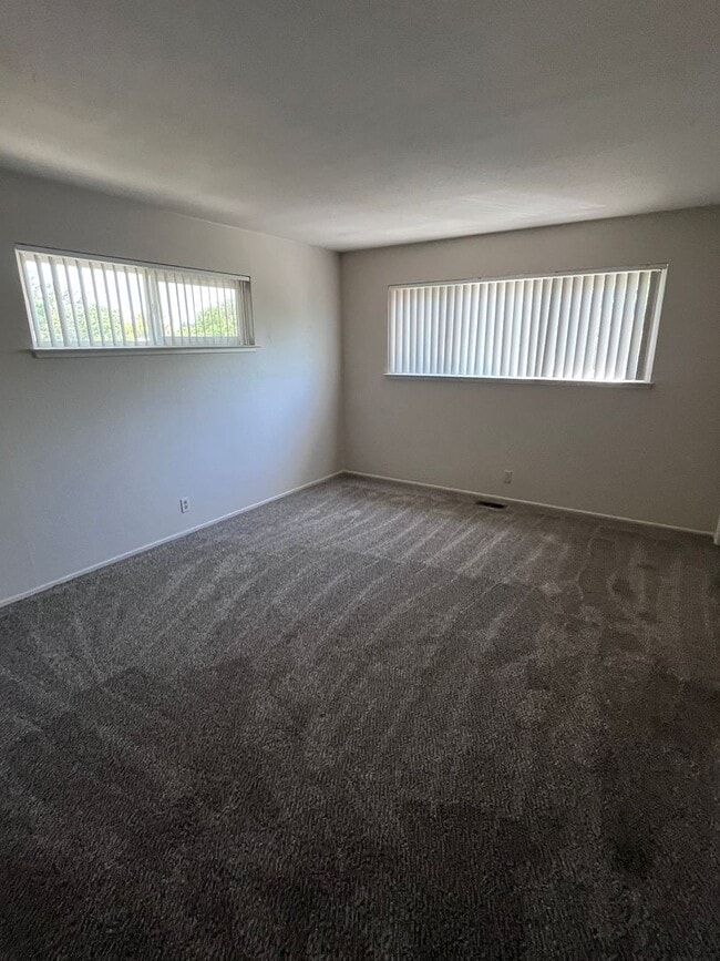 Building Photo - UPDATED 2 BEDROOM, TWO STORY DUPLEX!!