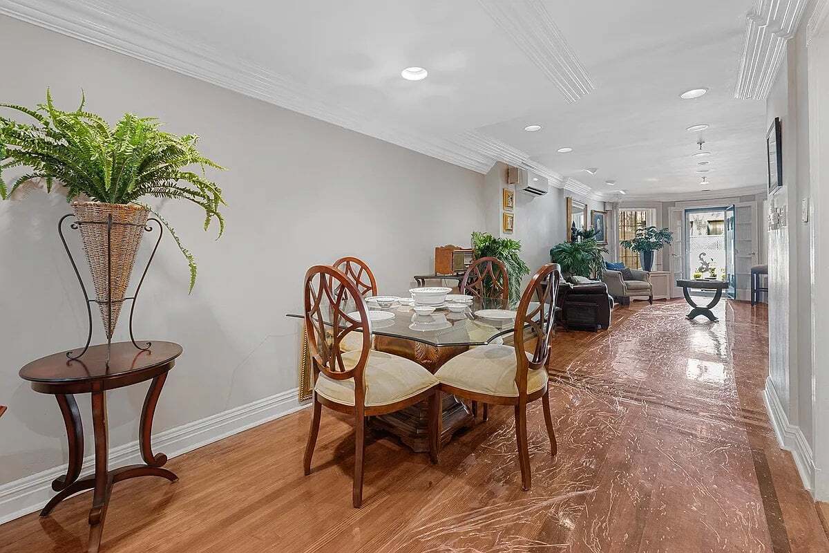 Building Photo - 163 E 71st St