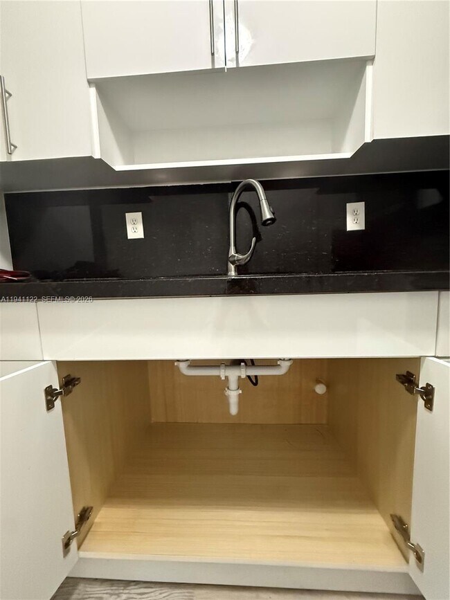 Building Photo - 10000 NW 80th Ct